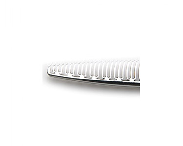 ■The soft finish which there are no signs of cutting. Comb Blade gets away from hair smoothly and clean-cutting.